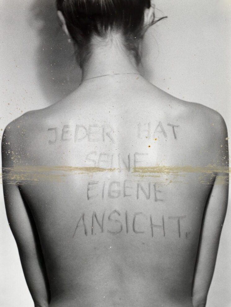 Jeder hat seine eigene Ansicht / Everyone Has His Own Point of View (Birgit Jürgenssen, 1975)